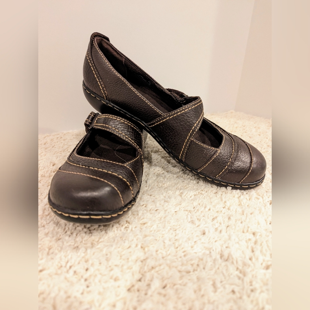 Clarks Bendables women's brown 9.5 leather slip on with strap
